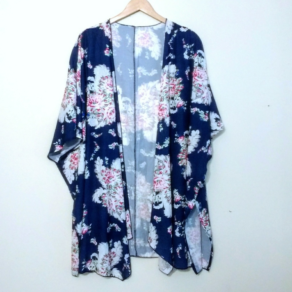 ⬇️Floral blue and pink kimono XL